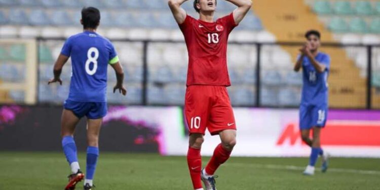 Barış Akademisyeni Aydın Arı Dokuz Eylülü Üniversitesi’ne geri döndü