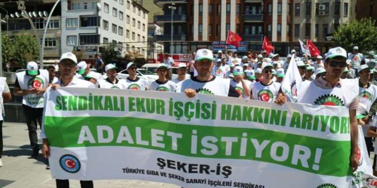 EKUR işçileri sendikal hakları için eylem yaptı