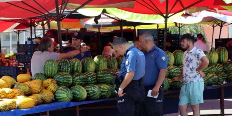 Fındık işçilerini taşıyan minibüs kaza yaptı: 13 yaralı