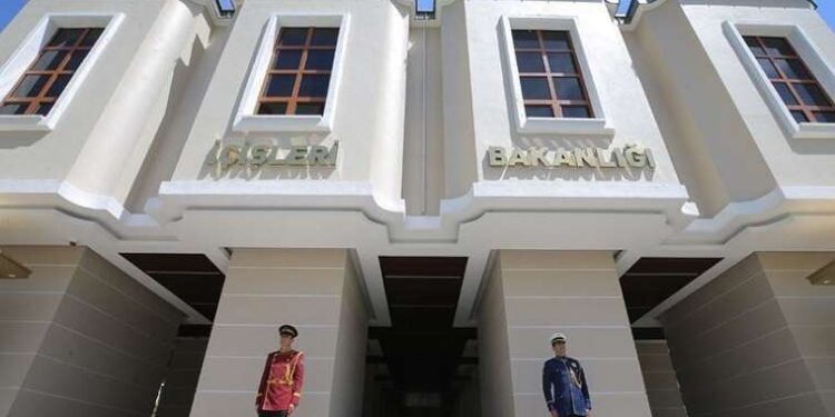 Bakan Yerlikaya yargı kararlarını uyguluyor: İçişleri Bakanlığı'ndan göreve iadeler