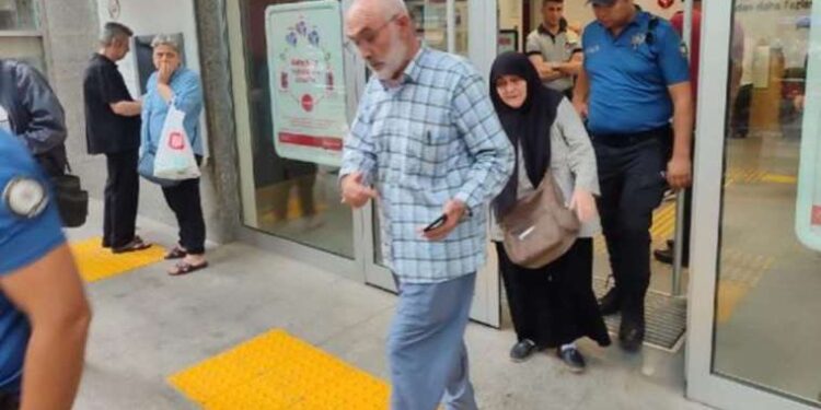 50 bin lira dolandırılmaktan kıl payı kurtuldu: Banka görevlileri ikna edemedi