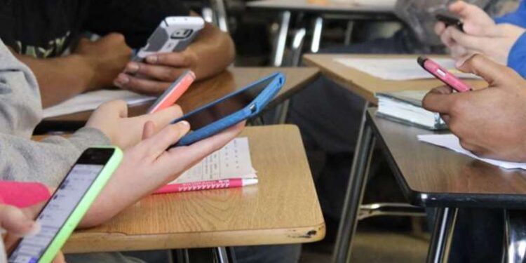 Öpücük skandalına başkanın annesi de katıldı: Açlık grevine başladı