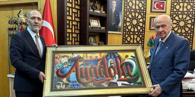 Emniyet müdürünün tablosu MHP Genel Merkezi'nin girişine asıldı