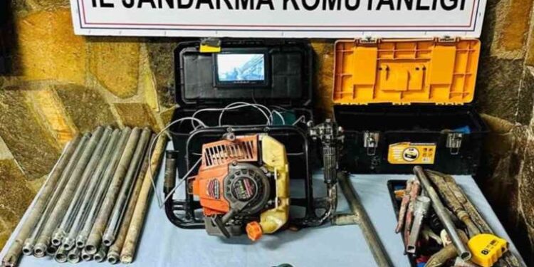 Kendilerini istihbarat elemanı olarak tanıttılar: Suçüstü yakalandılar!