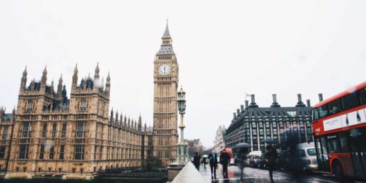 Birleşik Krallık'ta yüksek faiz nedeniyle binlerce şirket iflas edebilir