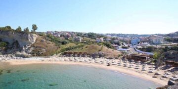 Oturduğu daireyi ateşe verdi: Yakınları ölümden döndü