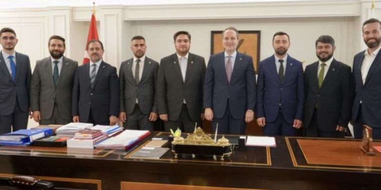 AKP'li 3 meclis üyesi istifa ederek Yeniden Refah Partisi'ne geçti