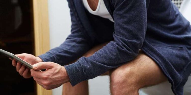 Uzmanından hijyen uyarısı: Tuvalete telefonla girmeyin!