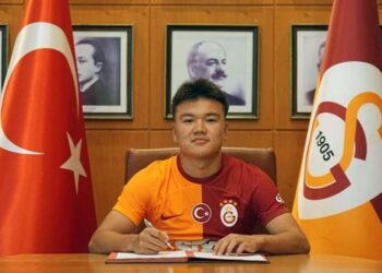 Galatasaray'dan Beknaz Almazbekov'a profesyonel sözleşme