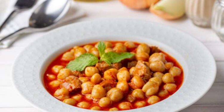 Fasulye ve nohut pişirirken bu yöntemi deneyin! Gazdan eser kalmayacak… Pişirme suyuna 1 tutam eklemek yeterli