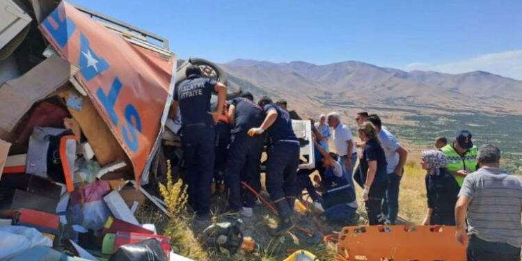 Malatya'da feci kaza! Kamyon şarampole devrildi: 2 ölü, 2 yaralı