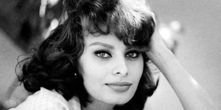 Hollywood yıldızı Sophia Loren hastaneye kaldırıldı