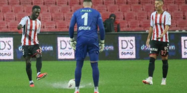 Samsunspor - İstanbulspor maçına erteleme kararı