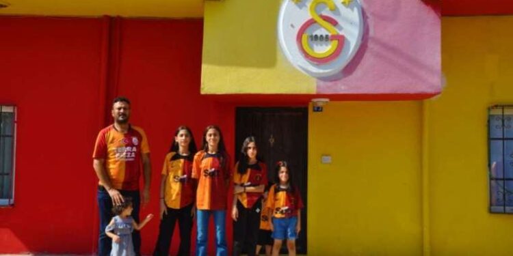 Sarı kırmızı boyalı evde çocuklarına Galatasaray sevgisi aşılıyor