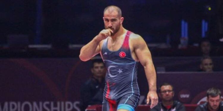 Milli güreşçi Feyzullah Aktürk, dünya üçüncüsü!