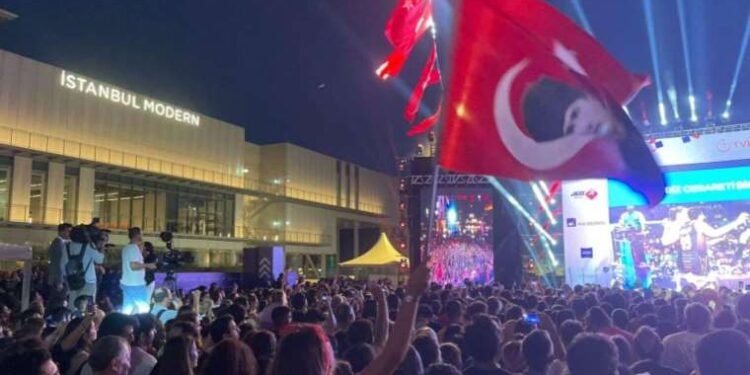 Filenin Sultanları Avrupa şampiyonluğunu yurttaşlar ile kutladı