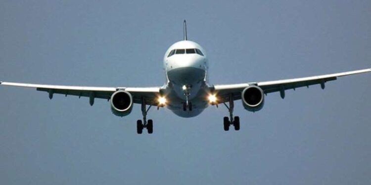 Pilot uçuş sırasında tuvalette fenalaşarak öldü! Uçak acil iniş yaptı