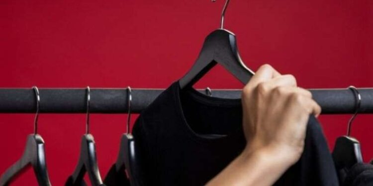 Çamaşırlarınızı yıkayarak solmuş renk görümünden kurtulabilirsiniz: Yumuşatıcı yerine eklemeniz gereken malzeme ise çok basit….