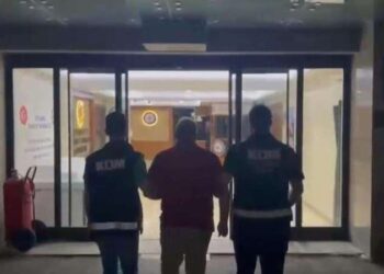 İzmir’de FETÖ operasyonunda 20 şüpheli yakalandı