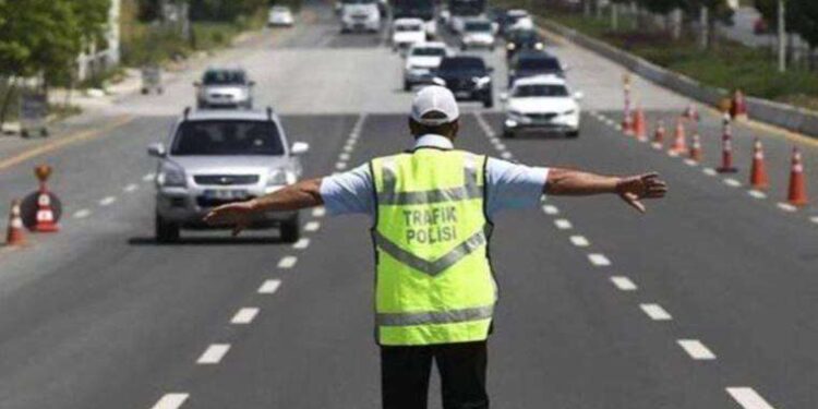 İzmir açıklarında 136 düzensiz göçmen kurtarıldı