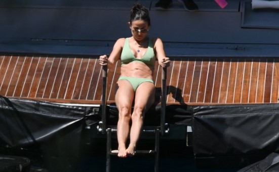 Kısa süre önce anneanne olan 60 yaşındaki Demi Moore fiziğiyle gençlere taş çıkardı