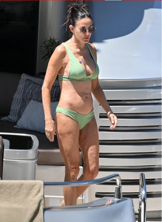 Kısa süre önce anneanne olan 60 yaşındaki Demi Moore fiziğiyle gençlere taş çıkardı