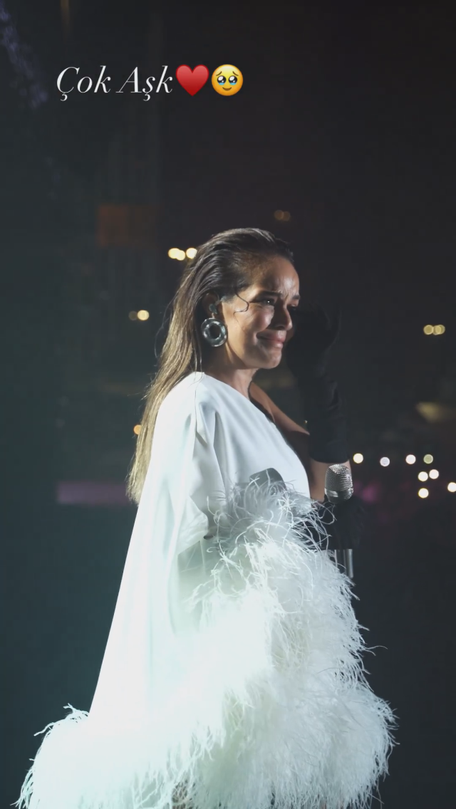 konserde-agla-kalbim-sarkisi-binlerce-kisi-16358417_7260_m-1 Konserde Ağla Kalbim şarkısı binlerce kişi tarafından söylenen Bengü, gözyaşlarına boğuldu