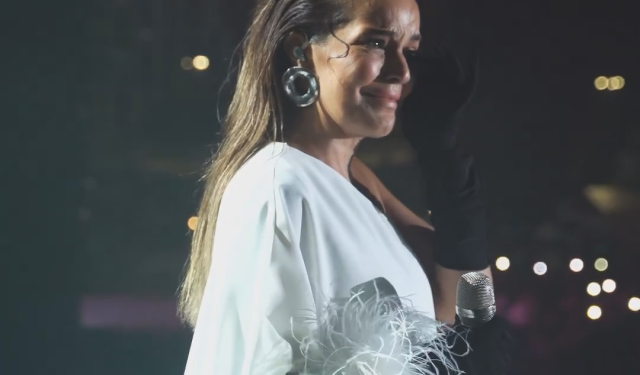 Konserde Ağla Kalbim şarkısı binlerce kişi tarafından söylenen Bengü, gözyaşlarına boğuldu