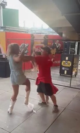 morgan-morgan-wallen-konserinde-dort-kadin-16285170_7860_m Morgan Morgan Wallen konserinde dört kadın tuvalet sırası yüzünden tekme tokat kavga etti