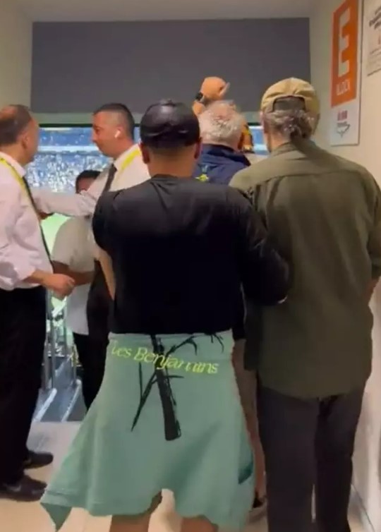 nejat-isler-fenerbahce-macina-gitmek-icin-16226754_2995_m Nejat İşler, Fenerbahçe maçına gitmek için otostop çekerken görüntülendi