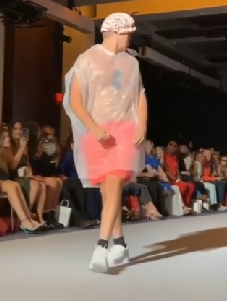 new-york-moda-haftasi-nda-cop-poseti-ve-boneyle-16333184_1268_m-1 New York Moda Haftası'nda çöp poşeti ve boneyle yürüyen YouTuber Fred Beyer, podyumdan uzaklaştırıldı