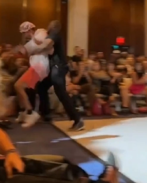 new-york-moda-haftasi-nda-cop-poseti-ve-boneyle-16333184_3845_m New York Moda Haftası'nda çöp poşeti ve boneyle yürüyen YouTuber Fred Beyer, podyumdan uzaklaştırıldı