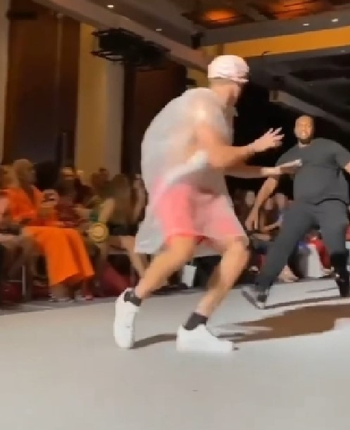 new-york-moda-haftasi-nda-cop-poseti-ve-boneyle-16333184_4178_m New York Moda Haftası'nda çöp poşeti ve boneyle yürüyen YouTuber Fred Beyer, podyumdan uzaklaştırıldı