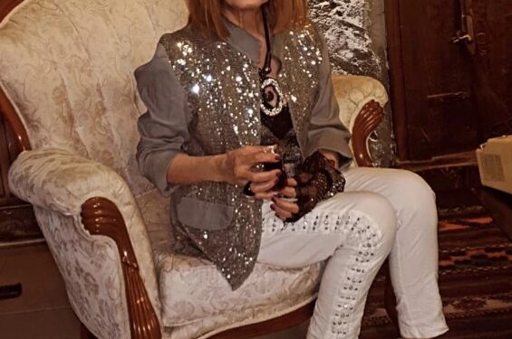 Şarkılarıyla bir devri kasıp kavuran Neşe Karaböcek, çorbacıda sahne aldı