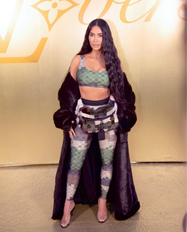 sekillendirici-korse-giyen-kim-kardashian-16211469_2426_m Şekillendirici korse giyen Kim Kardashian paylaşımını anında kaldırdı! Takipçileri yorum yaparken acımadı