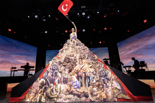 simge-30-agustos-zafer-bayrami-ni-4-5-metrelik-16279141_4337_m-1 Simge, 30 Ağustos Zafer Bayramı'nı 4,5 metrelik özel tasarım elbisesiyle kutladı