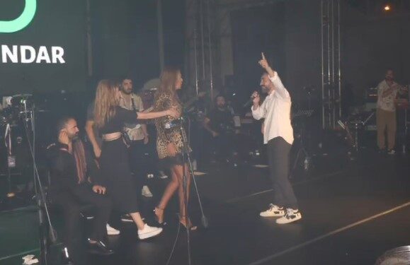 Tartıştığı Resul Dindar'ın sahnesini basan Demet Akalın, seyircilerden özür diledi