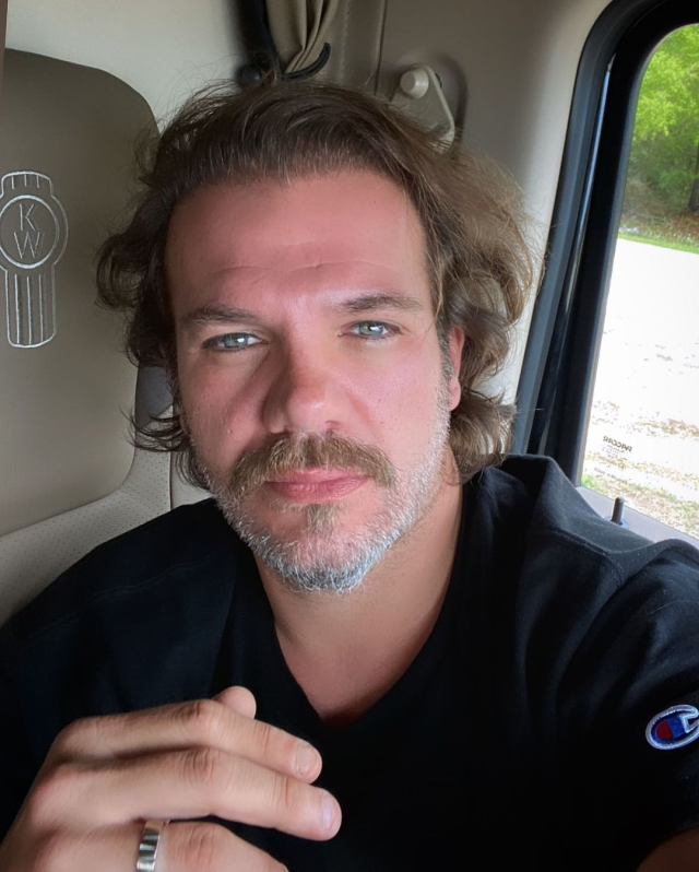 Tolga Karel'den oyunculuk performansıyla linç edilen Hande Erçel'e destek