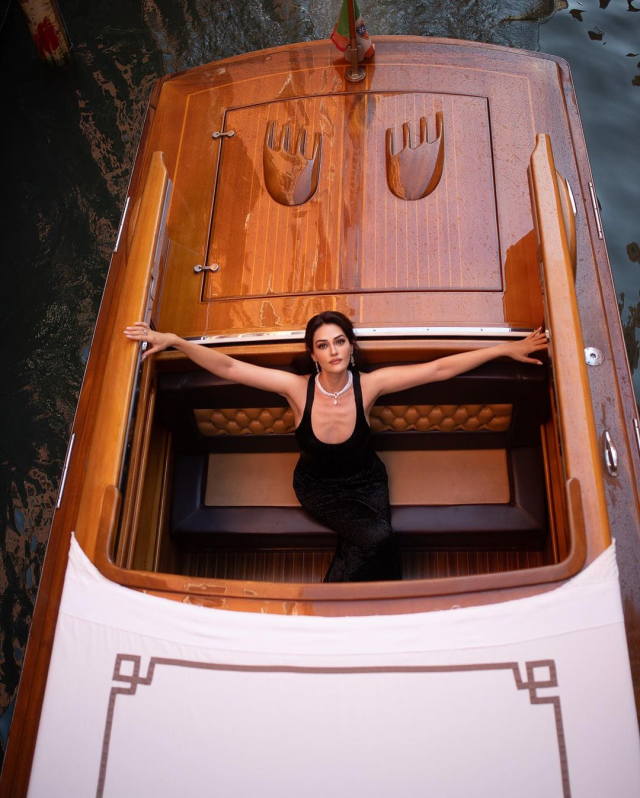 venedik-film-festivali-ne-katilan-esra-bilgic-16306055_8157_m Venedik Film Festivali'ne katılan Esra Bilgiç, kırmızı halıda poz verirken şekilden şekle girdi