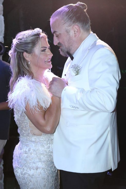 volkan-konak-esiyle-31-yil-sonra-dugun-yapti-16254663_8858_m Volkan Konak, eşiyle 31 yıl sonra düğün yaptı! Eşi ayakkabısından dolayı yürüyemedi