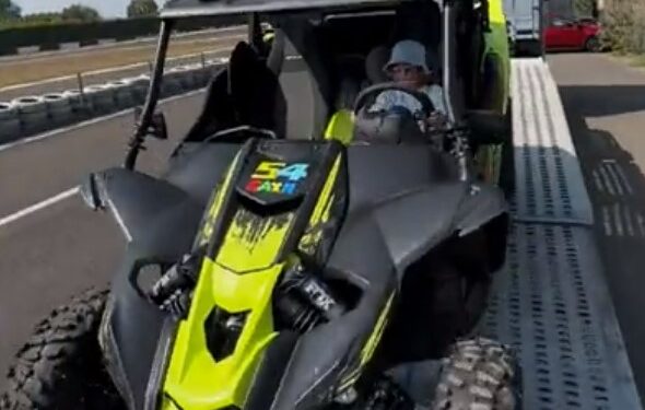 Yaşıtları oyuncakla oynarken Kenan Sofuoğlu'nun oğlu Zayn, 20 metre tıra araç yükledi