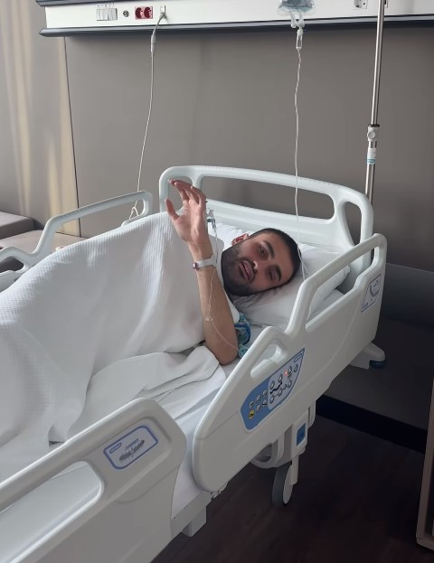 yeni-isi-icin-mal-varligini-satan-czn-burak-a-16368559_5902_m Yeni işi için mal varlığını satan CZN Burak'a Özbek hayranı araba hediye etti