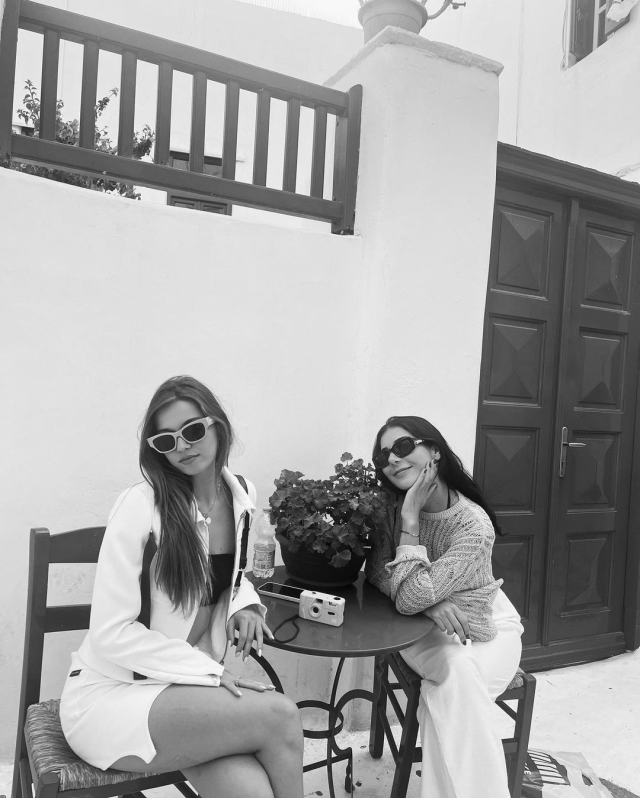 yunanistan-da-tatil-yapan-afra-saracoglu-nun-16227319_2195_m Yunanistan'da tatil yapan Afra Saraçoğlu'nun tanga bikinisiyle poz verdi