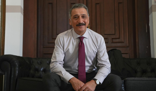 Çarkıfelek yarışması yeni sunucusu Cem Davran ile TV8'de yeniden başlıyor