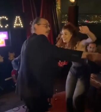 Erdal Beşikçioğlu, kızıyla Ankara oyun havasıyla göbek attı