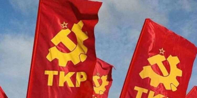 Ders sırasında çatıdan moloz düşüyor!