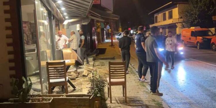 Maltepe’de korkutan yangın: Alevler otomobillere sıçradı!