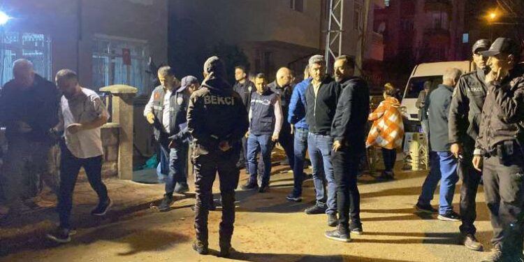 4 metreden terasa düştü, itfaiye vinç yardımıyla kurtardı