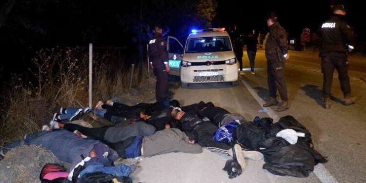 Yolunu şaşıran sürücü, minibüsle kafa kafaya çarpıştı: 5 yaralı