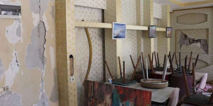 Tur minibüsü park halindeki kamyona ok gibi saplandı: 2 ölü, 9 yaralı